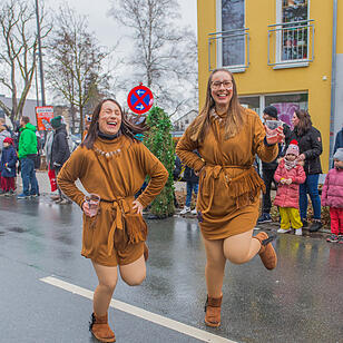 Buntes Faschingstreiben begeistert groß und klein.