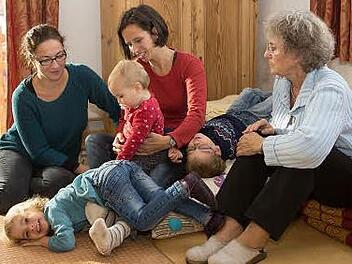 Wellcome-Koordinatorin Anja Herold, Monika Lunkenbein und "Oma" Anna Renier (von links) mit Eva, Marlene und Elias. Foto: Barbara Herbst