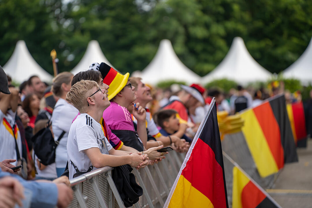 Fans schauen das EM-Viertelfinale zwischen Duetschland und Spanien in Nürnberg