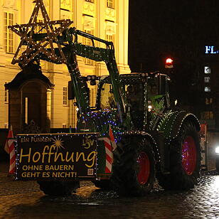 Weihnachtliche Lichterfahrt: Dutzende beleuchtete Traktoren fahren durch Ansbach