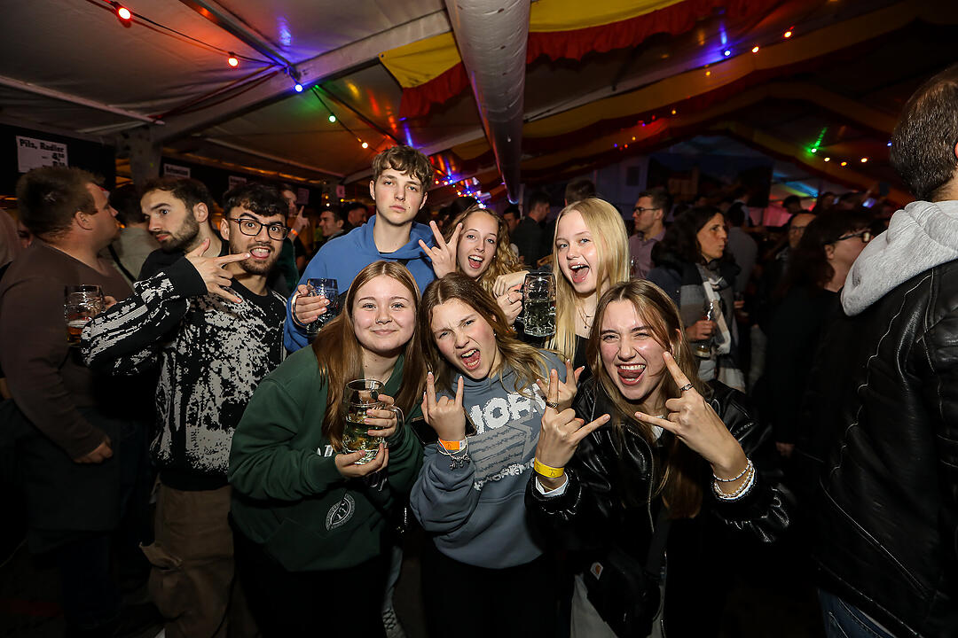 Beste Stimmung beim traditionsreichen Zeltweinfest an der Mainschleife!