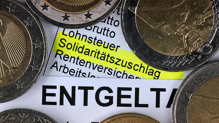 Seit Jahren wird eine politische Diskussion darüber geführt, ob der Solidaritätszuschlag abgeschafft werden soll. Symbolbild: Jens Büttner, dpa