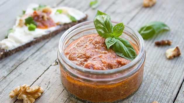Im praktischen Glas könnt ihr euer Pesto wunderbar aufbewahren.