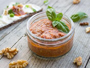 Im praktischen Glas könnt ihr euer Pesto wunderbar aufbewahren.