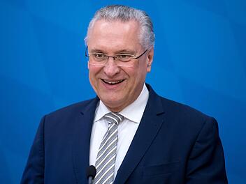 Joachim Herrmann (CSU) , Innenminister von Bayern, stellt während einer Pressekonferenz die Kriminalstatistik 2017 für Bayern vor. Foto: Sven Hoppe/dpa