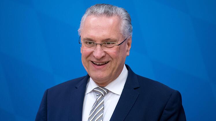 Joachim Herrmann (CSU) , Innenminister von Bayern, stellt während einer Pressekonferenz die Kriminalstatistik 2017 für Bayern vor. Foto: Sven Hoppe/dpa