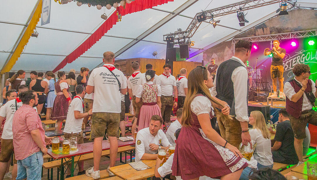 Musik im Festzelt gab es mit der Band "KLOSTERGOLD"