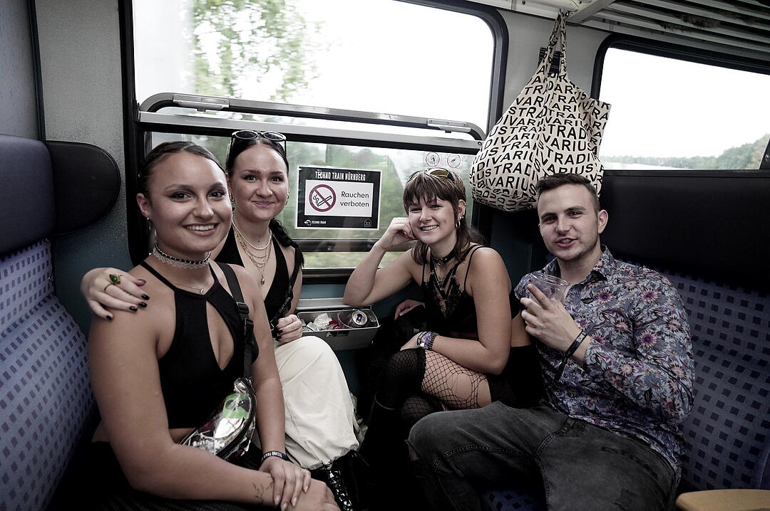 Party im Zug - Raver*innen tanzen zu Techno-Beats