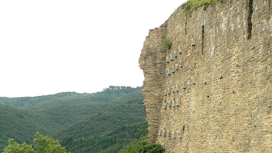 Ein Weg entlang der Steilmauer.