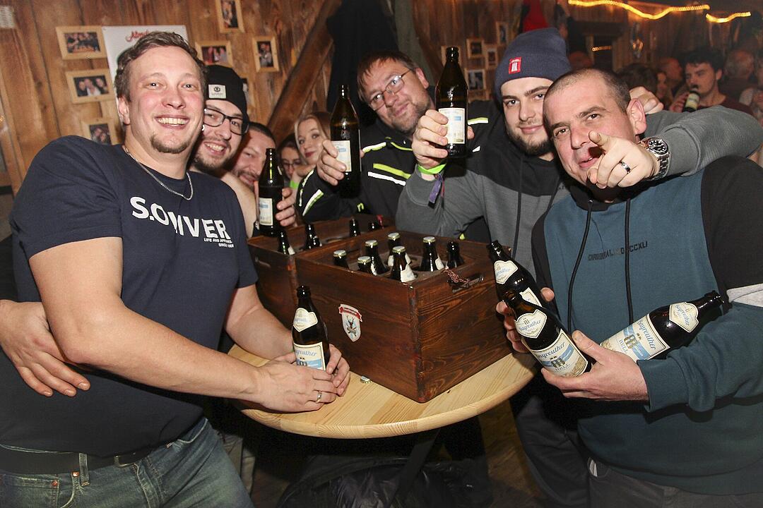 Beste Partystimmung bei voller Hütte.