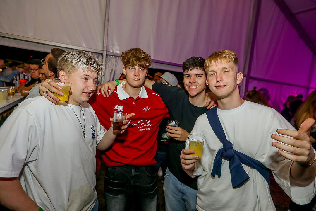 Partyzeltdorf mit 5 Areas!