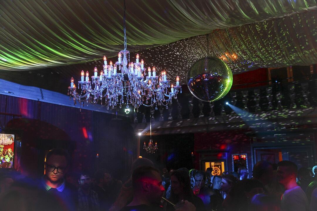 Volles Haus, erwachsene Partypeople und eine ausgelassene Feier!