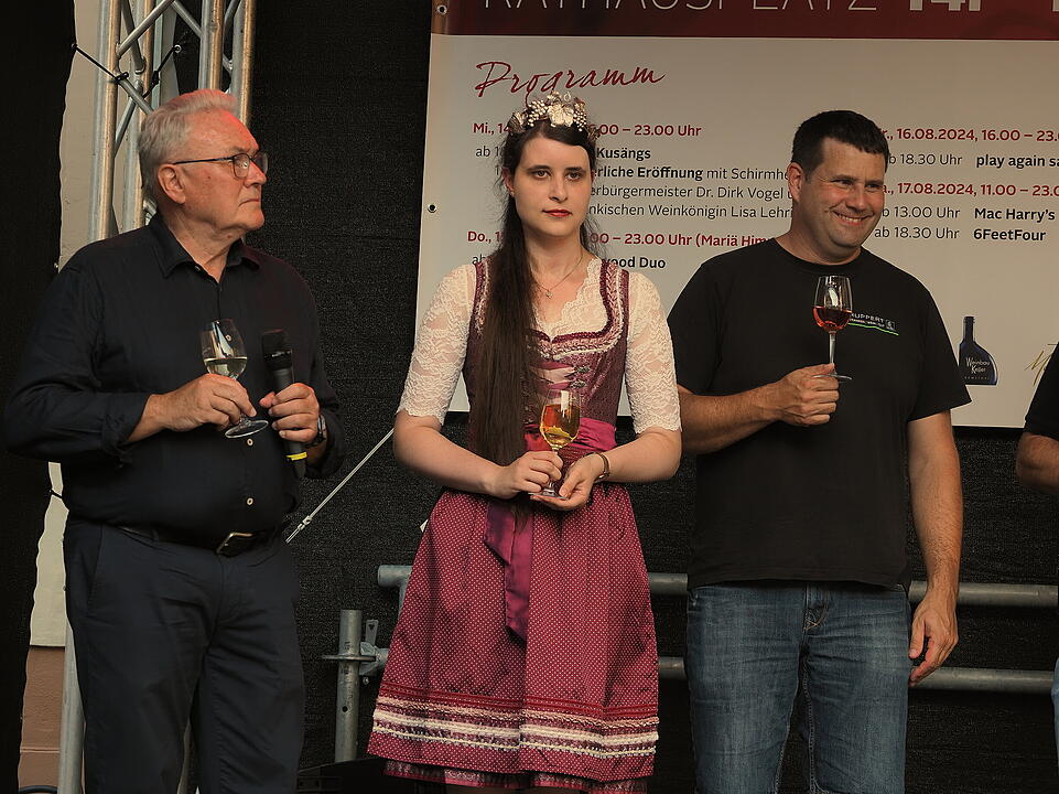 Das Weinfest zieht tausende Besucher an.