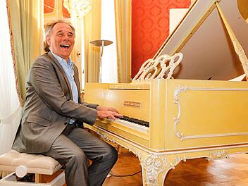 Udo Schmidt-Steingraeber spielt gern auf dem 140 Jahre alten "Liszt-Flügel". Er ist das Schmuckstück des Rokoko- und Kammermusiksaals im 1754 errichteten Steingraeber-Haus. Foto: Matthias Hoch