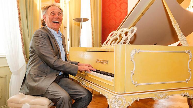 Udo Schmidt-Steingraeber spielt gern auf dem 140 Jahre alten "Liszt-Flügel". Er ist das Schmuckstück des Rokoko- und Kammermusiksaals im 1754 errichteten Steingraeber-Haus. Foto: Matthias Hoch