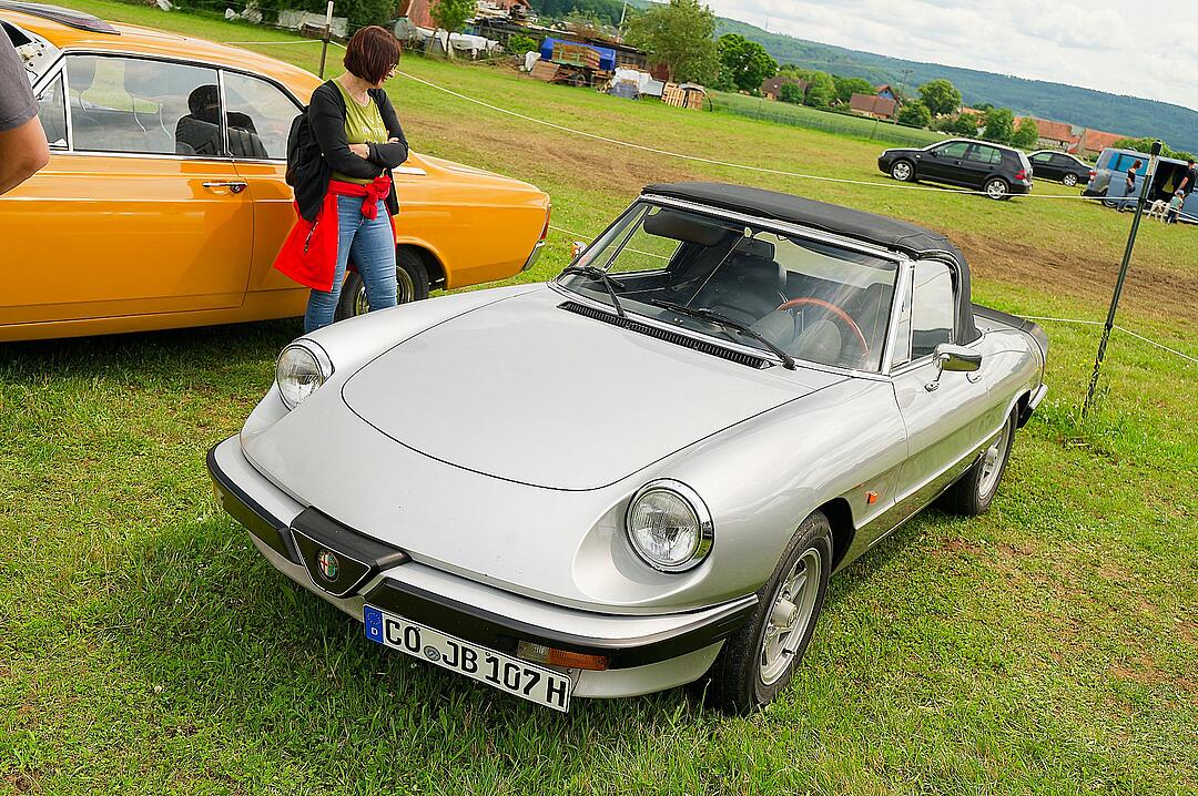 Autos, Motorräder, Mopeds und Traktoren gab es zu bewundern.