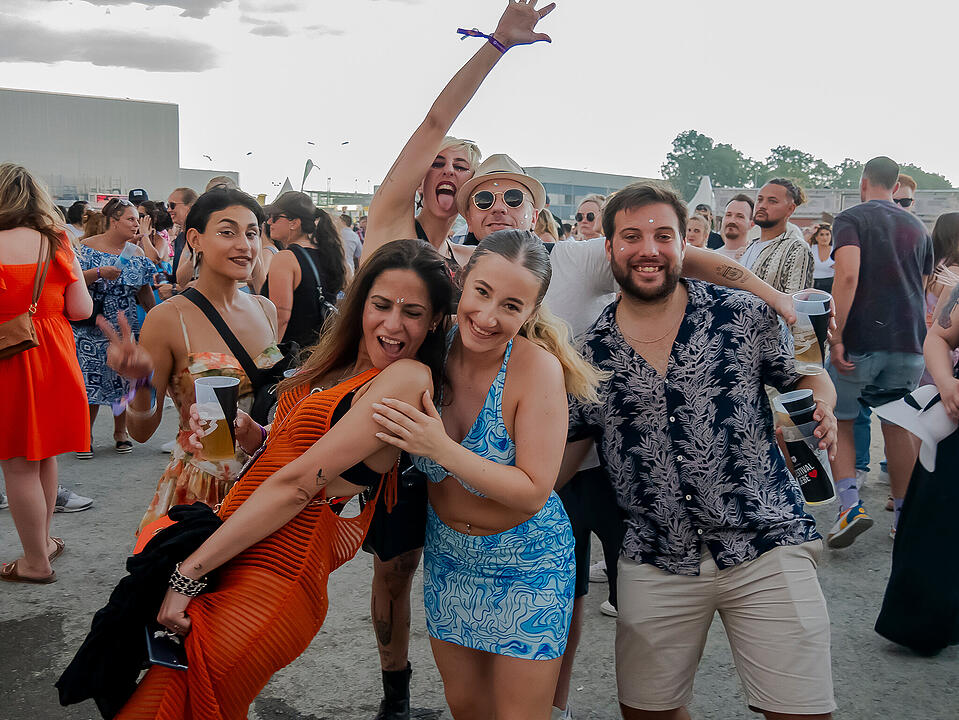 Mit internationalen und nationalen Live-Acts!