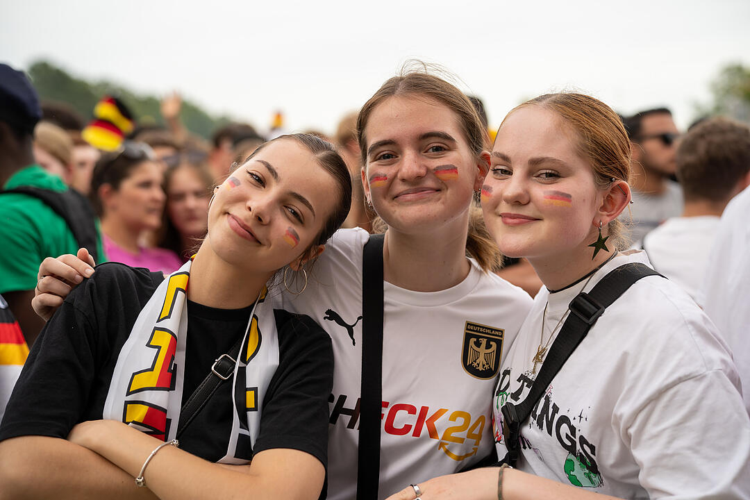 Fans schauen das EM-Viertelfinale zwischen Duetschland und Spanien in Nürnberg