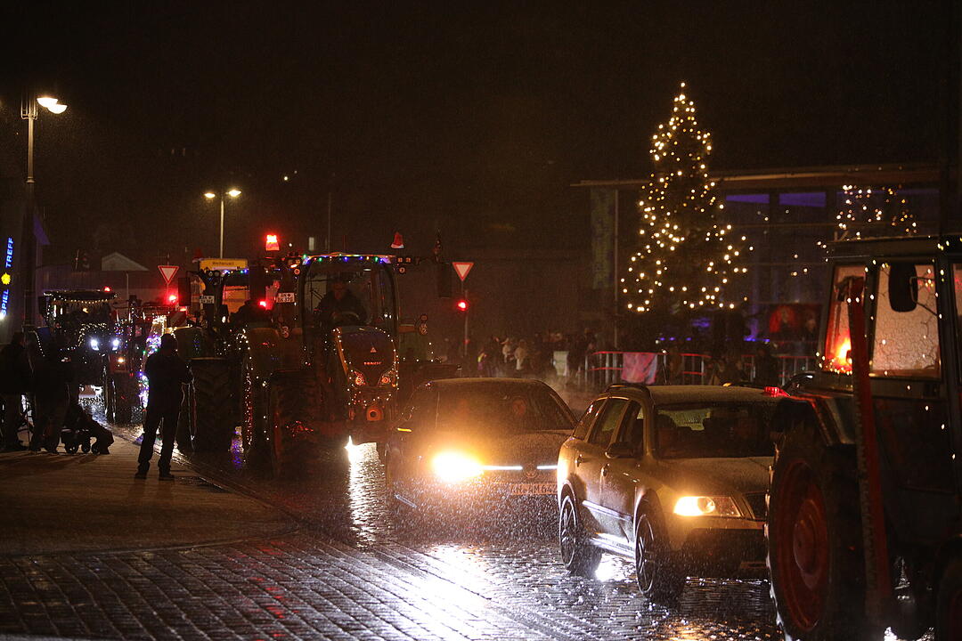 Weihnachtliche Lichterfahrt: Dutzende beleuchtete Traktoren fahren durch Ansbach