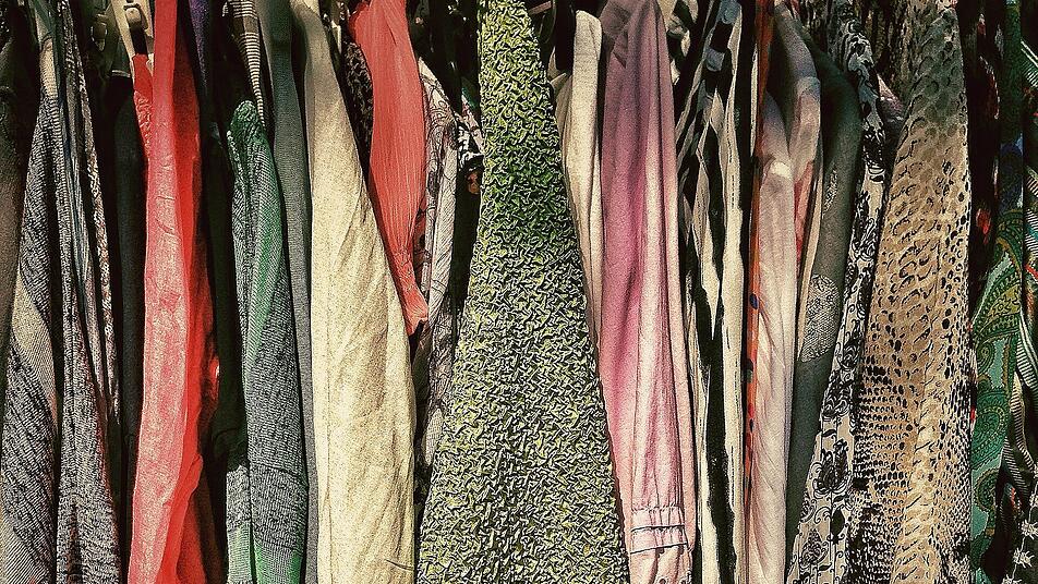 In Secondhand Läden kannst du so manches Schätzchen entdecken.
