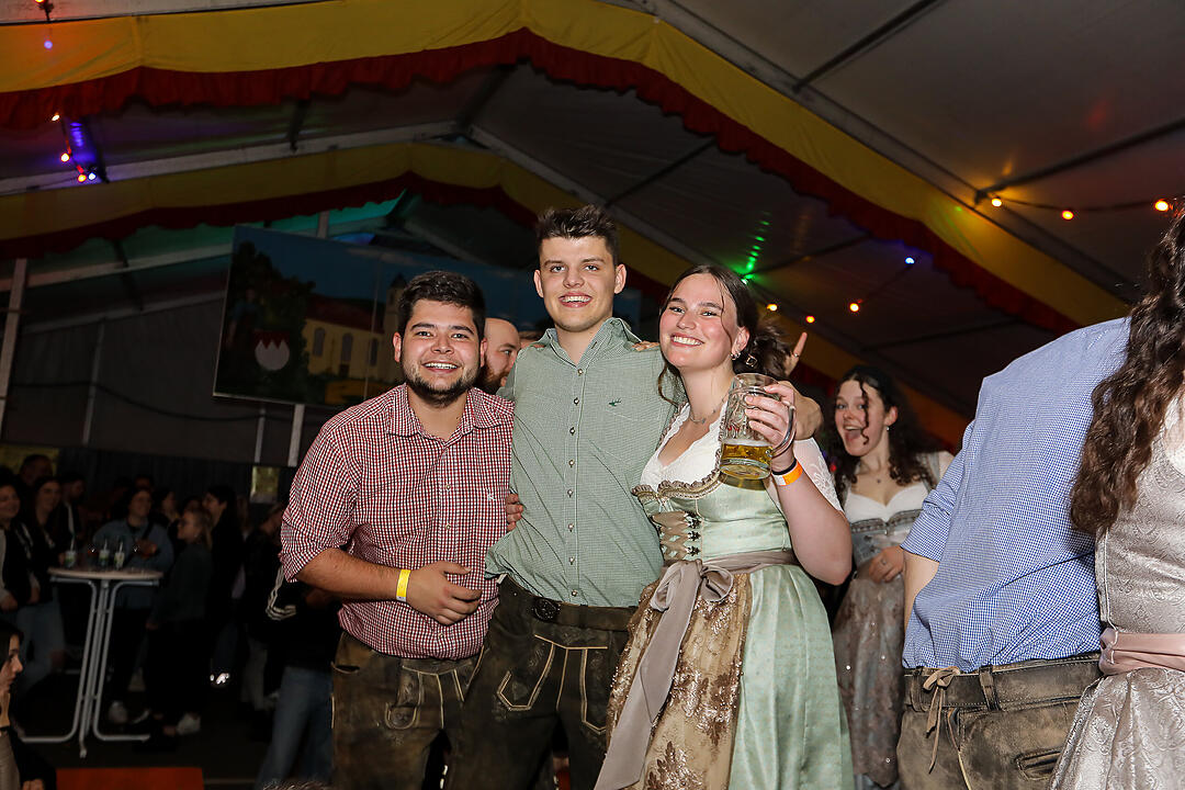 Beste Stimmung beim traditionsreichen Zeltweinfest an der Mainschleife!