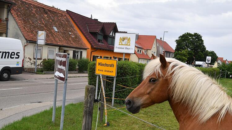 In Mönchsroth beginnt der Freistaat. Foto: Ronald Rinklef