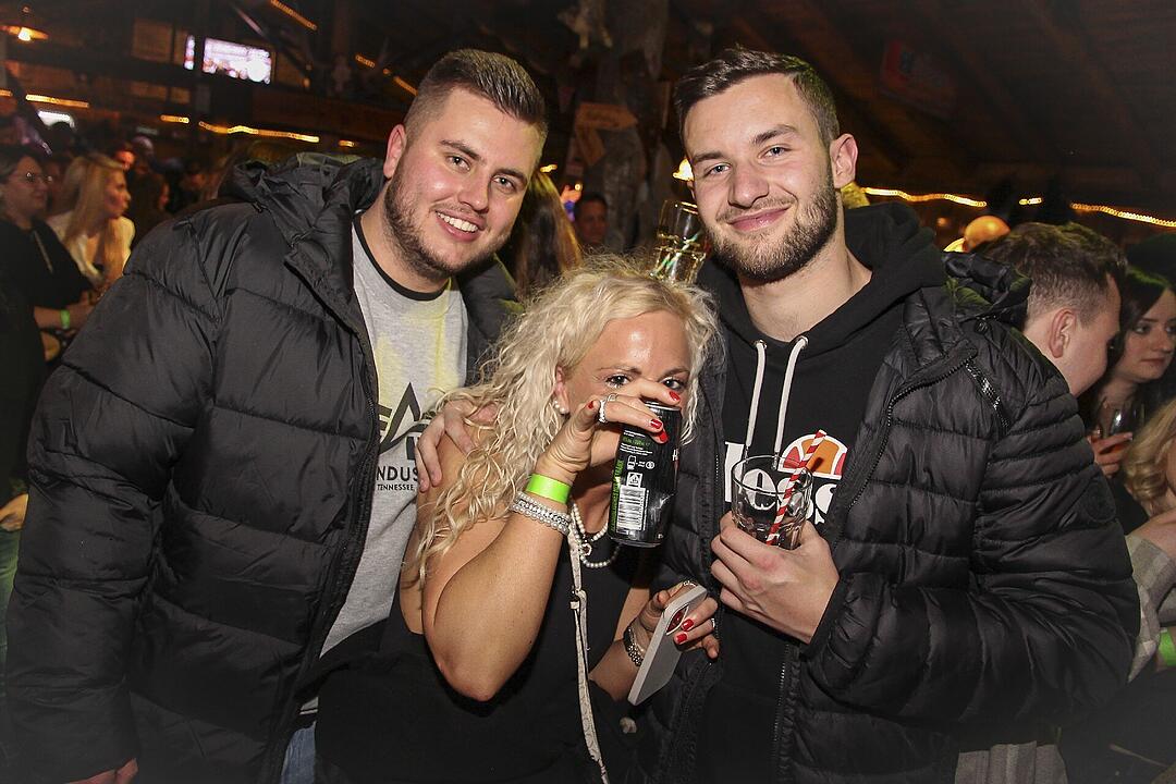 Beste Partystimmung bei voller Hütte.