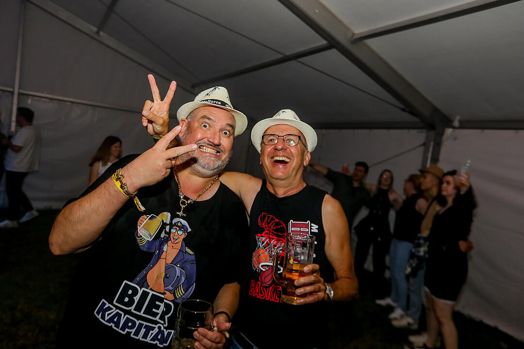 Partyzeltdorf mit 5 Areas!
