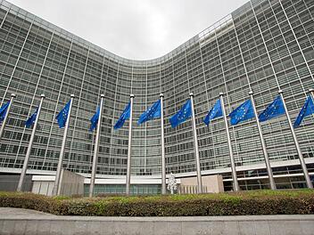 Die EU-Kommission: Hier müssen die Weichen gestellt werden zur gemeinsamen Lösung der Flüchtlingsfrage.  Foto: Warnand/dpa