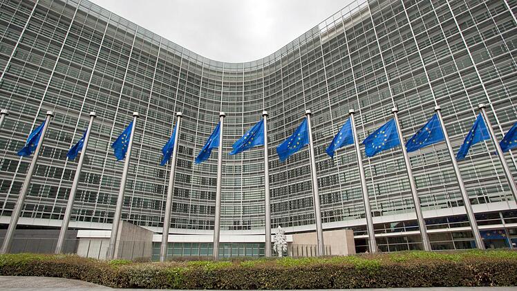 Die EU-Kommission: Hier müssen die Weichen gestellt werden zur gemeinsamen Lösung der Flüchtlingsfrage.  Foto: Warnand/dpa