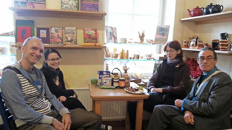 Frank Braun, Kristin Gebhardt, Sabrina Kley und René Petsch (von links) teilen lieber Lebensmittel, statt sie wegzuwerfen. Foto: Irmtraud Fenn-Nebel