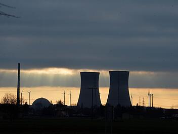 Das KKW Grafenrheinfeld hat ausgedient. Die Alternative wartet bereits im Hintergrund - Windkraft .  Foto: Ronald Rinklef