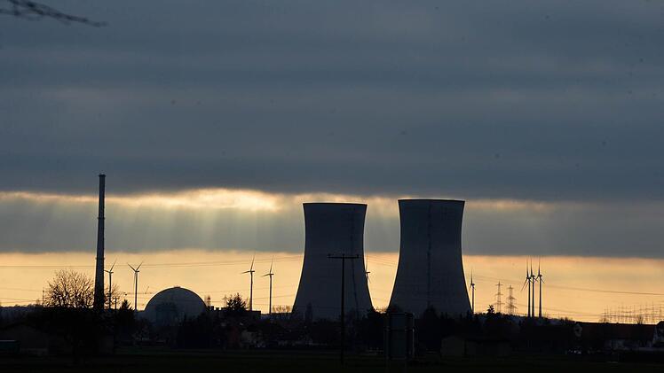 Das KKW Grafenrheinfeld hat ausgedient. Die Alternative wartet bereits im Hintergrund - Windkraft .  Foto: Ronald Rinklef