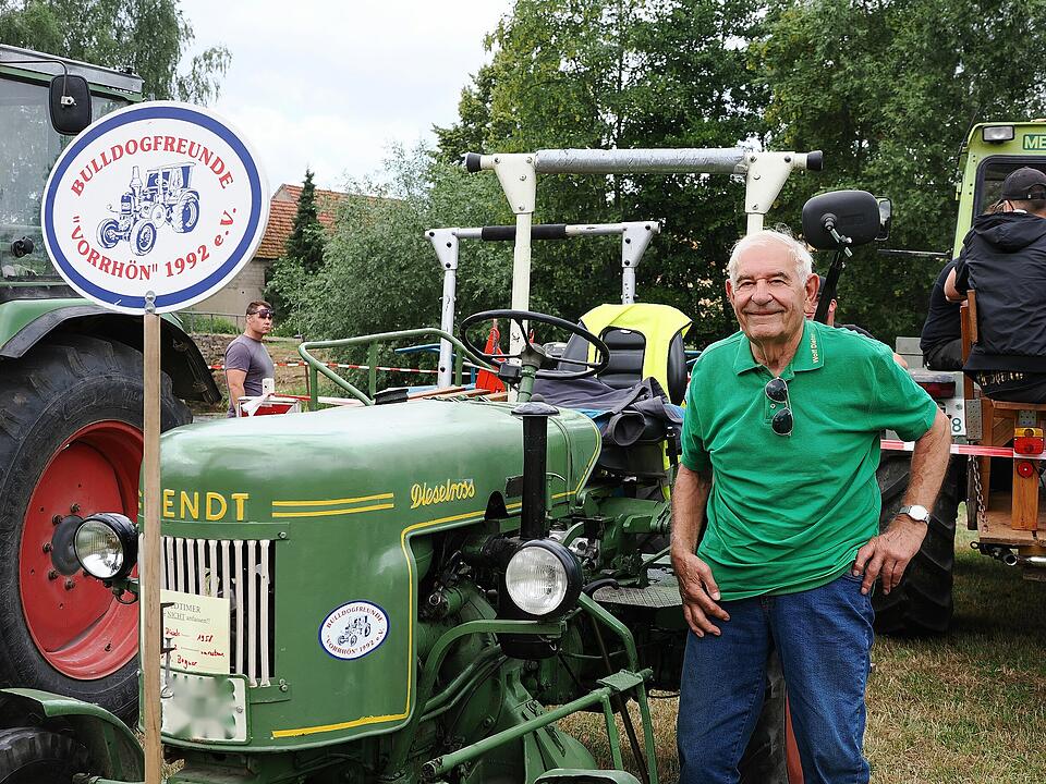 Oldtimer, US Cars, Traktoren und Motorräder.