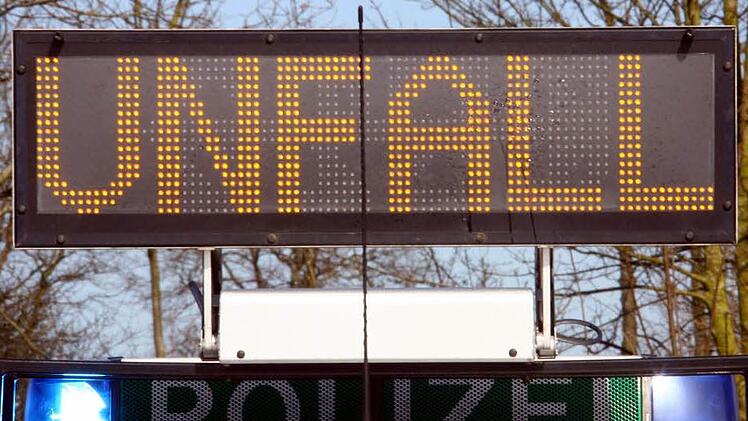 Für einen der beiden Verkehrsteilnehmer konnten die Rettungskräfte nichts mehr tun. Symbolbild, Foto: Carsten Rehder dpa/lno