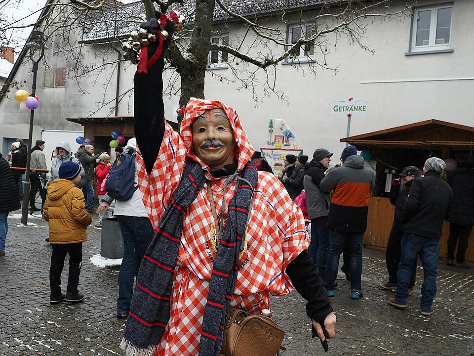 Tausende Besucher beim traditionellen Maskenumzug