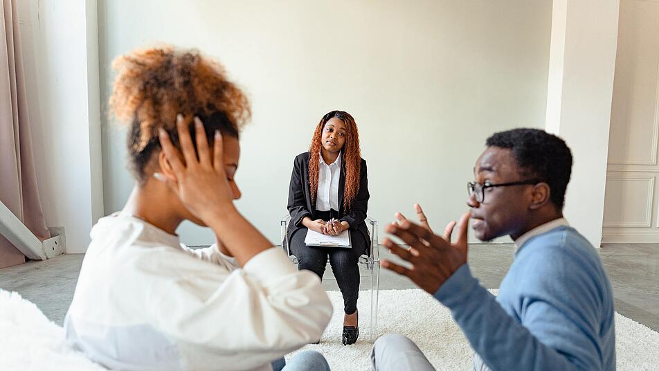 Die perfekte Beziehung ist ein Traum von Vielen. Wir verraten, wie Beziehungshindernisse zu überwinden sind und mit welchen Tipps die Beziehung stark bleibt.    Bild: pexels-anthony-shkraba-7579115