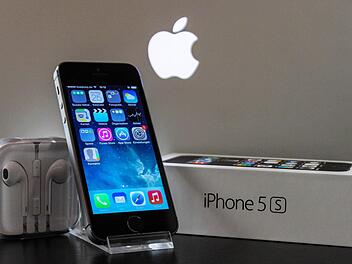 Apple iPhone 5S - Symbolfoto: Christopher Schulz
