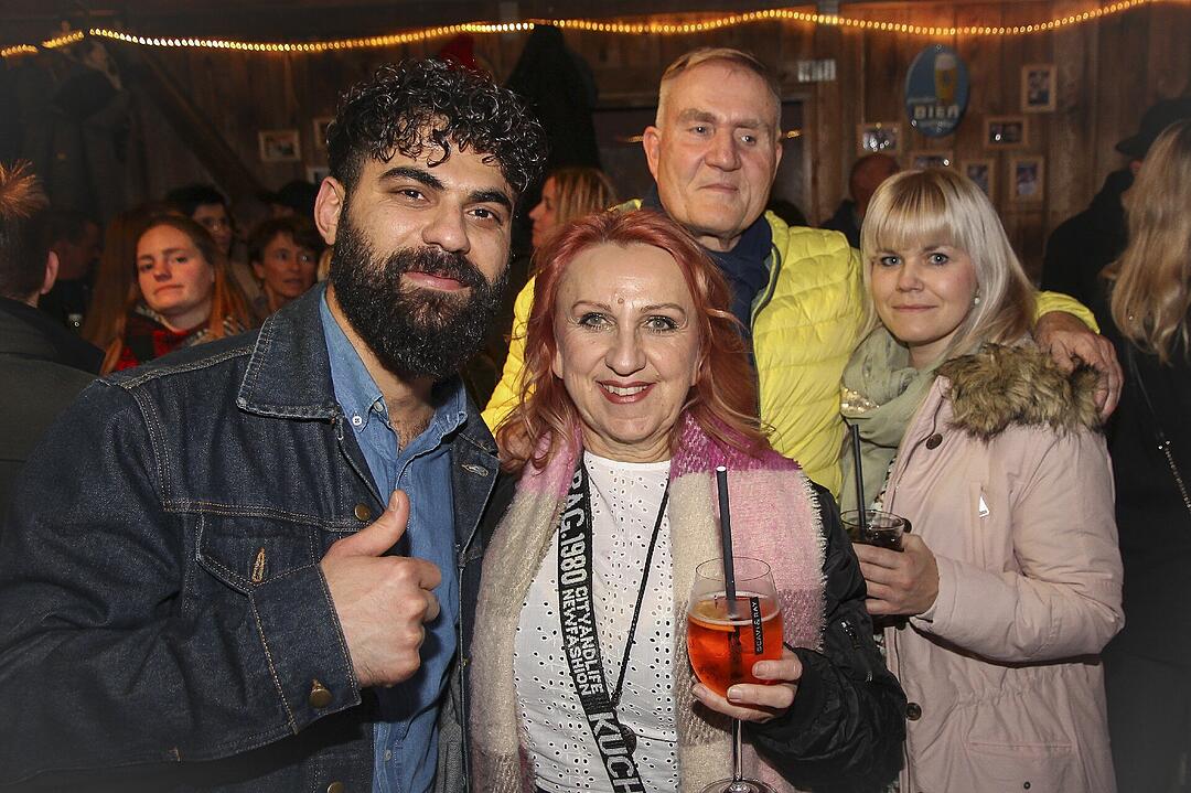Beste Partystimmung bei voller Hütte.