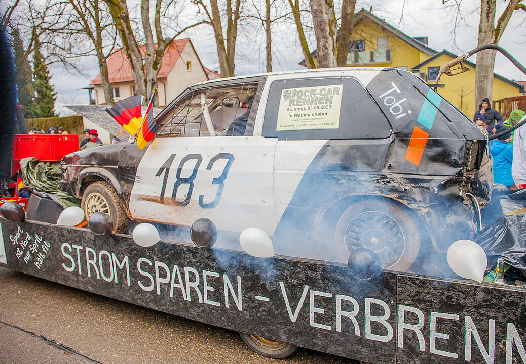 Tausende Narren und Närrinnen feierten auf der Straße