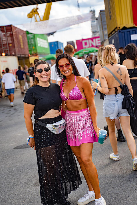 Einmalige Festivalwelt zwischen Stahl und Container.