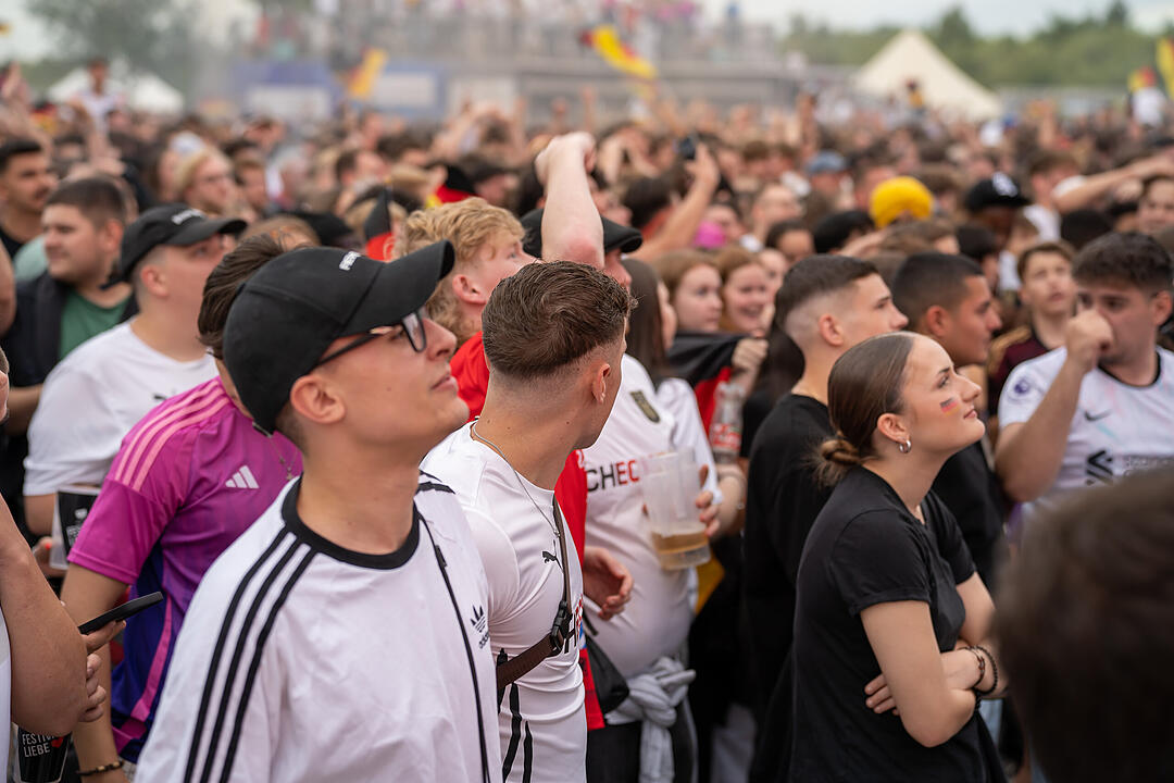 Fans schauen das EM-Viertelfinale zwischen Duetschland und Spanien in Nürnberg