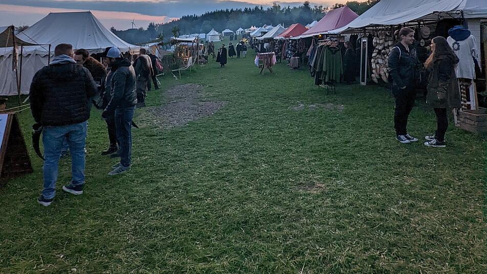 Lagerleben in der Abendstimmung.