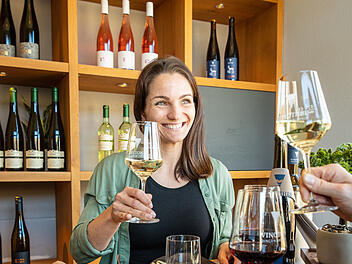 In Bingen am Rhein gibt es viele schöne Weinstuben, in denen man den Wein der Region probieren kann.