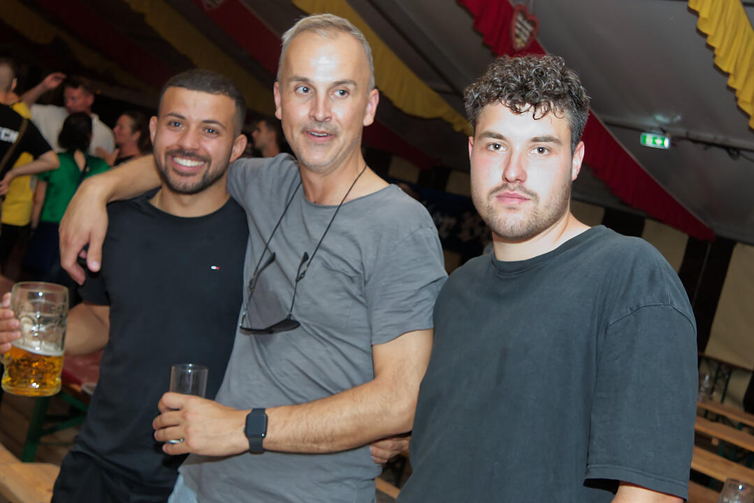 Musik im Festzelt gab es mit der Band "KLOSTERGOLD"