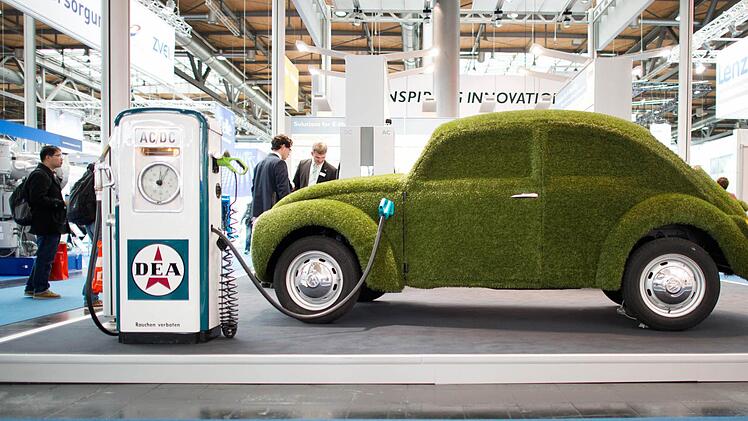 Ganz so so grün wie dieser mit Kunstrasen überzogene VW Käfer auf der Hannover Messe im April halten Skeptiker halten Skeptiker Elektroautos nicht. Foto: Julian Stranschulte, dpa/Archiv