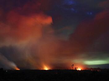 Der Schildvulkan Kilauea gilt als einer der aktivsten Vulkane der Region. Bisher war er nicht für seine Explosivität bekannt. Nun überziehen Lavafelder und Rauchwolken die Insel. Foto: Caleb Jones / AP / dpa