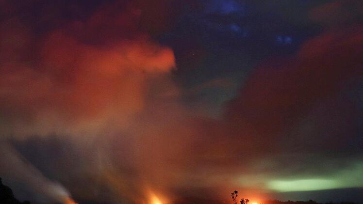 Der Schildvulkan Kilauea gilt als einer der aktivsten Vulkane der Region. Bisher war er nicht für seine Explosivität bekannt. Nun überziehen Lavafelder und Rauchwolken die Insel. Foto: Caleb Jones / AP / dpa