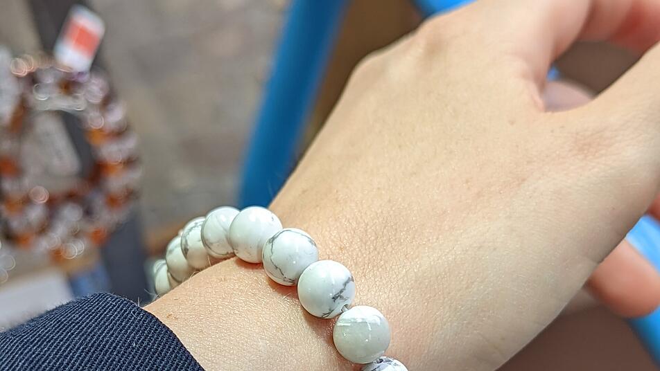 Ketten, Armbänder und schöne Steine gibt es in den Edelstein-Läden in der Innenstadt zu erwerben.