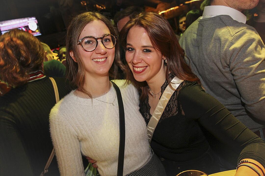 Beste Partystimmung bei voller Hütte.